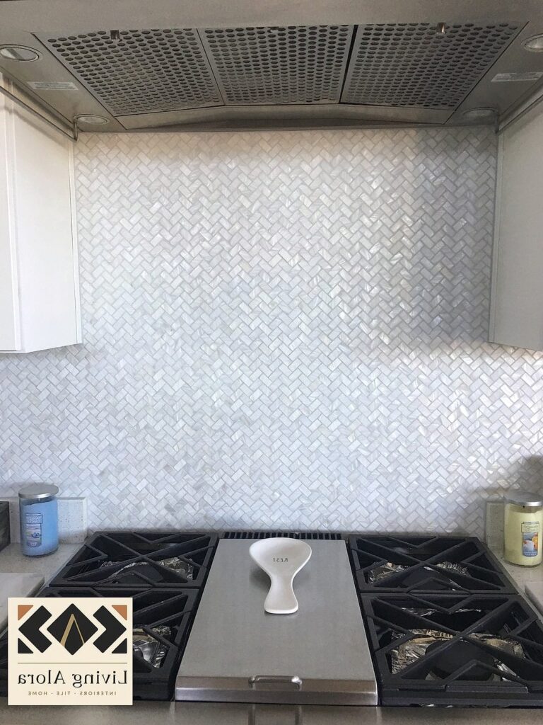 15 Neutral Backsplash Ideas We Can't Stop Pinning 1 featured 4040