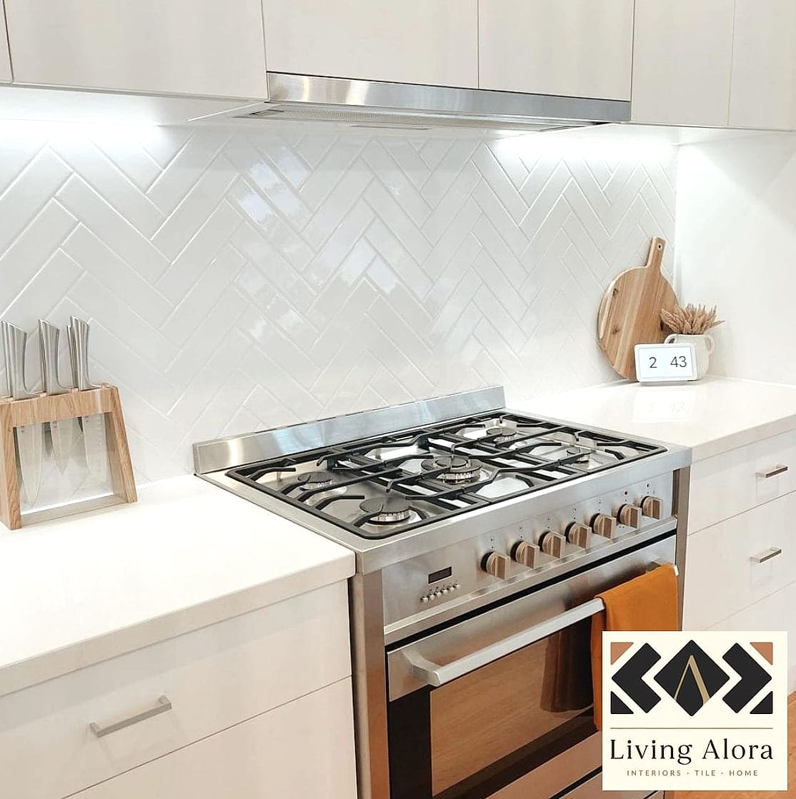 30 Herringbone Tile Ideas That Maximize Style and Function 2 Classic White Herringbone Backsplash