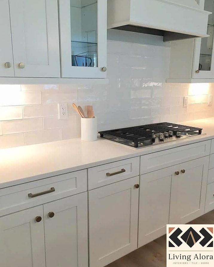 25 Glossy White Backsplash Ideas That Are Absolutely Worth It 2 Classic White Subway Tile