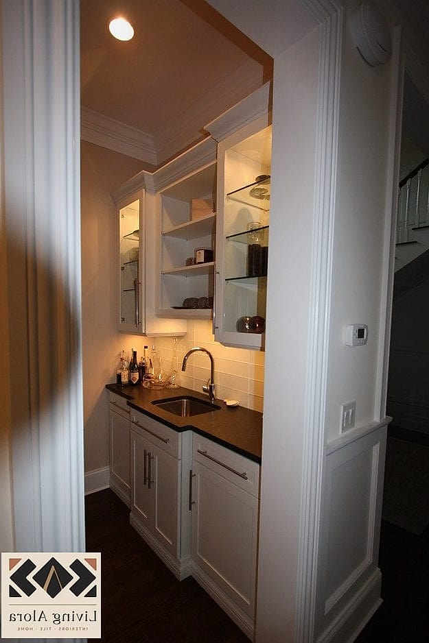 Full Height Quartz in a Butler's Pantry