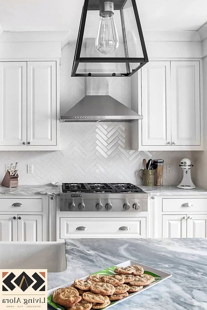 30 Modern White Backsplash Ideas You'll Want to Save Right Now 4 Herringbone Subway Pattern