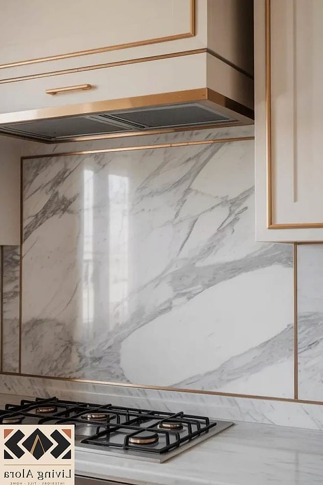 14 Marble Backsplash Ideas That Are Absolutely Worth It 11 Marble and Brass Inlay Backsplash