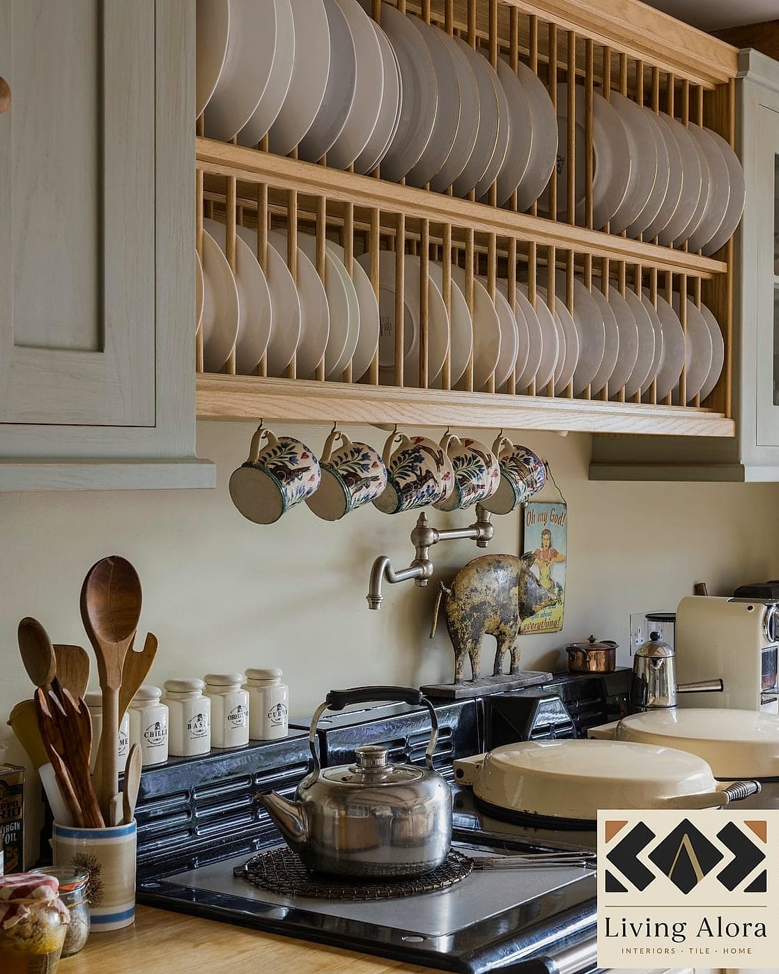 18 Traditional Kitchen Ideas Worth Stealing From Interior Designers 6 Plate Rack Storage