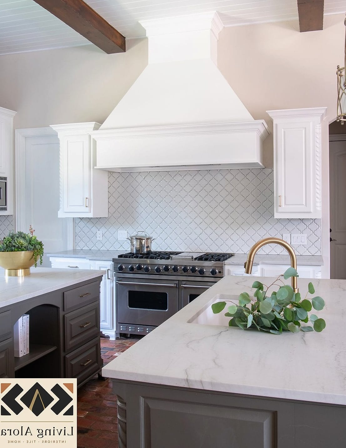 30 Modern White Backsplash Ideas You'll Want to Save Right Now 29 White Arabesque Tile