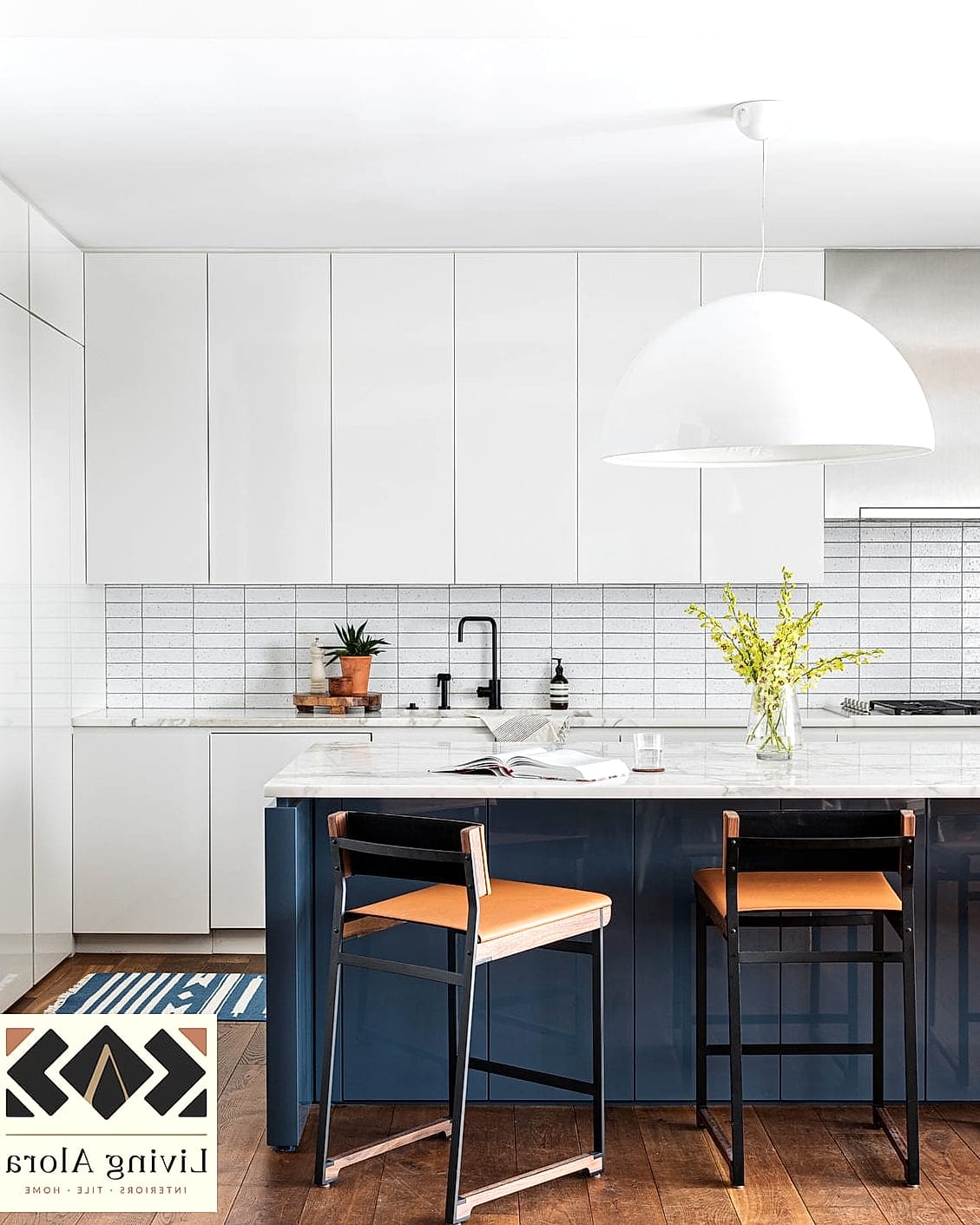 30 Modern White Backsplash Ideas You'll Want to Save Right Now 23 White Tile with a Contrasting Border